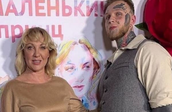 <br />
Сын Яковлевой вновь сделал татуировки на лице<br />
